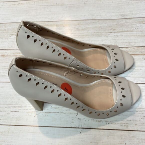 DKNY women’s open toe heels. Beige. Size 7. - Picture 3 of 12